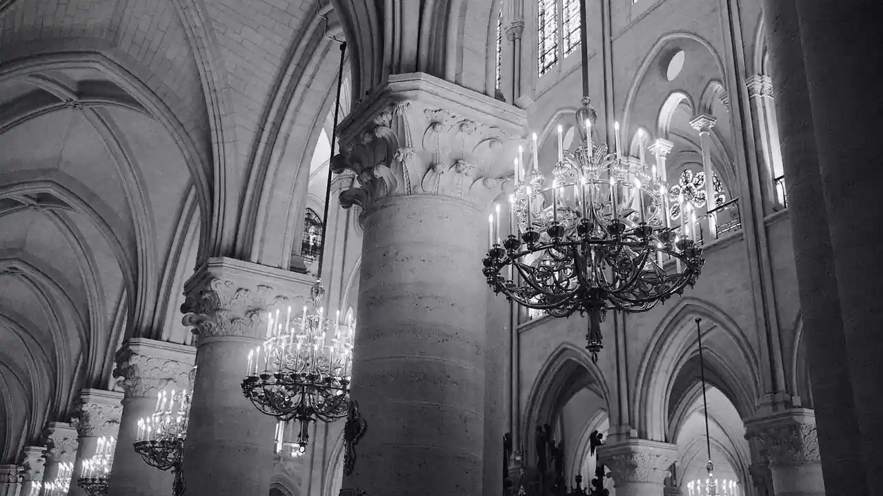 Intérieur gothique de la cathédrale Notre-Dame de Paris, hautes colonnes et lustres à bougies