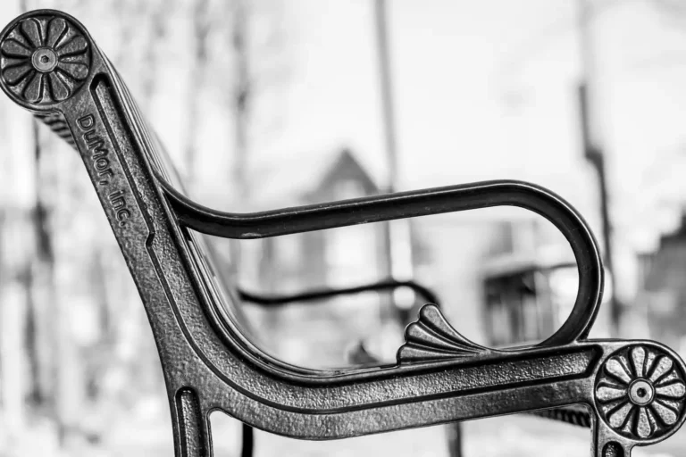 Mobilier urbain anti-SDF : ce que c&rsquo;est, pourquoi ça fait débat