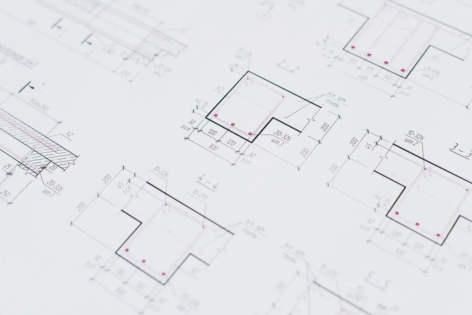 Plans techniques de construction cotés avec détails structurels, sur une feuille de projet d'urbanisme