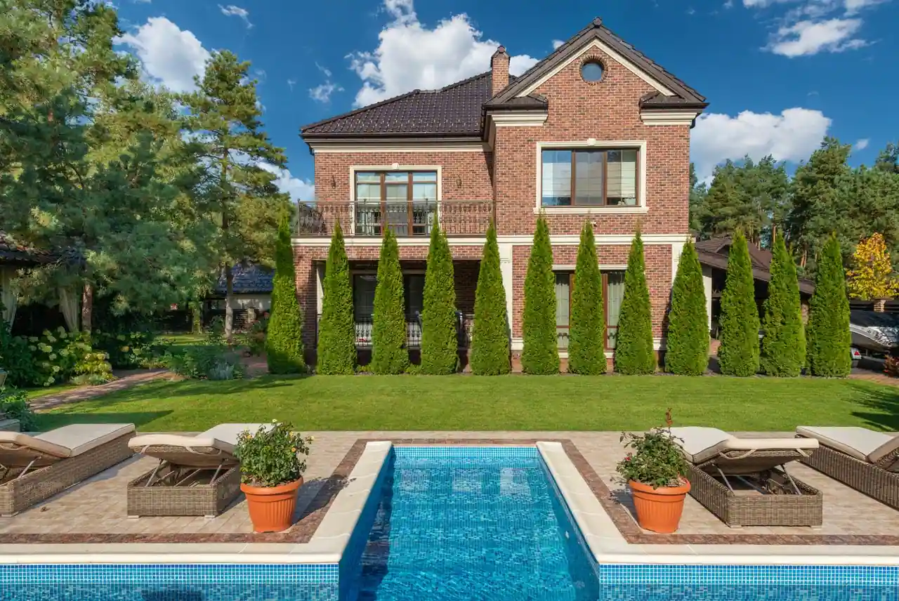 Piscine enterrée dans un jardin résidentiel avec terrasse
