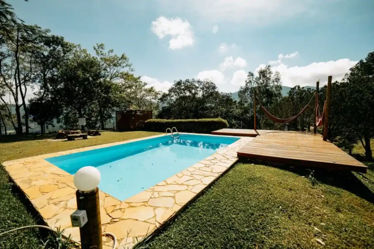 Piscine extérieure ouverte : saison, entretien et couverture