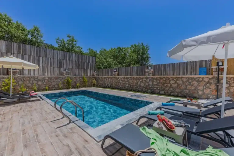 Piscine extérieure à Toulouse : le sol et l&rsquo;eau avant les papiers