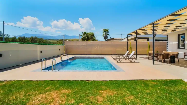 Piscine dans un jardin parisien : quel bassin choisir