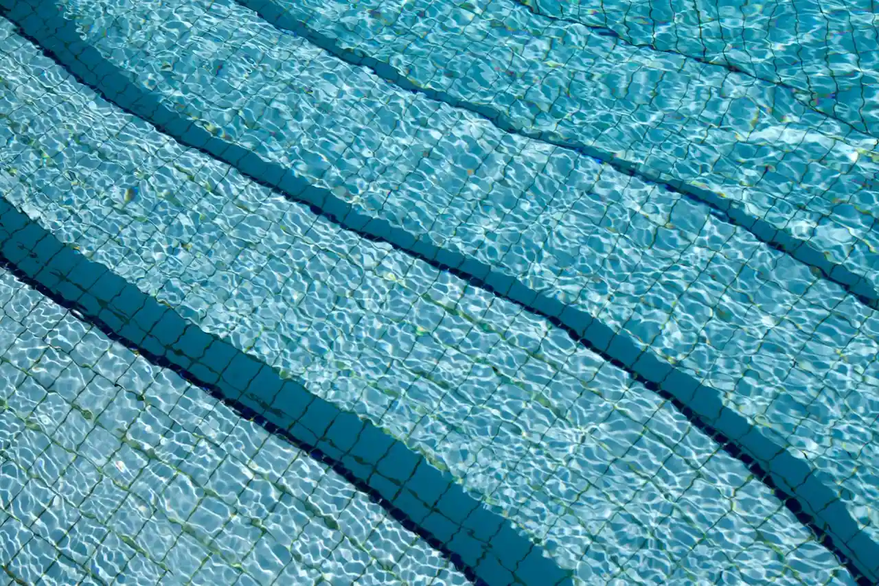 Eau claire et bleue d’une piscine avec marches carrelées visibles sous la surface