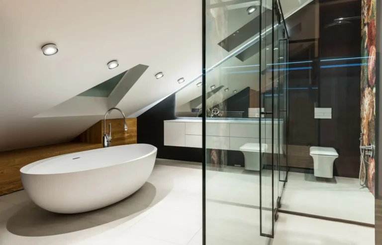 Salle de bain sous pente : idées selon la hauteur
